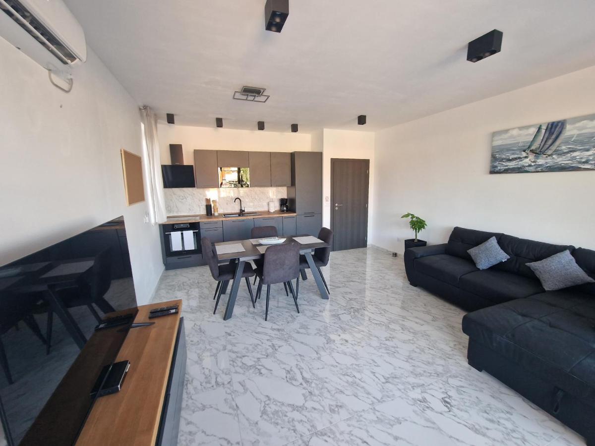Apartments Marebella ลุมบาร์ดา ภายนอก รูปภาพ